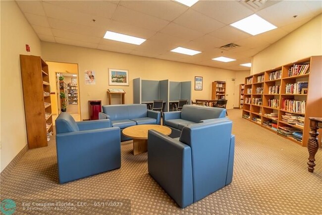 Building Photo - 9220 S Hollybrook Lake Dr