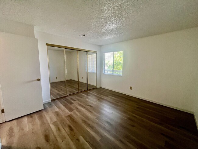 Building Photo - 1 bed 1 bath condo w/ in unit laundry