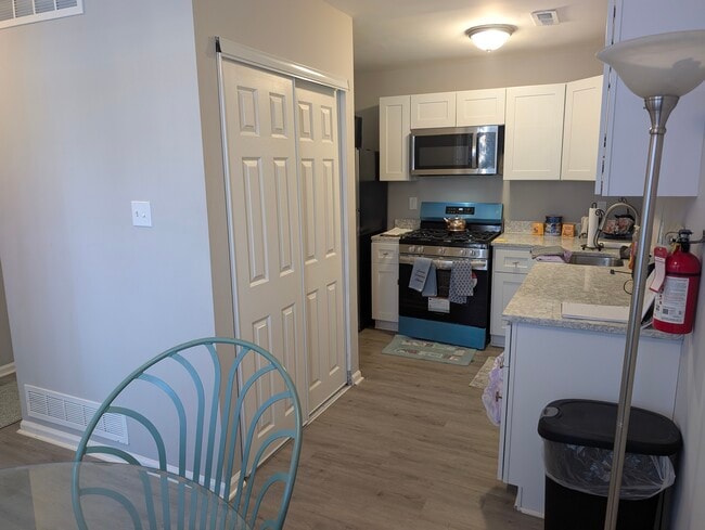 Building Photo - 38 River Bank Dr