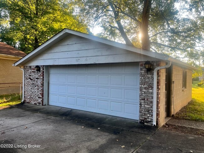 Building Photo - 6201 Lynnchester Dr