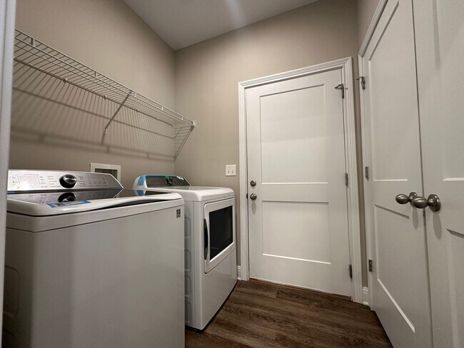 Building Photo - Great home in a well established neighborhood.