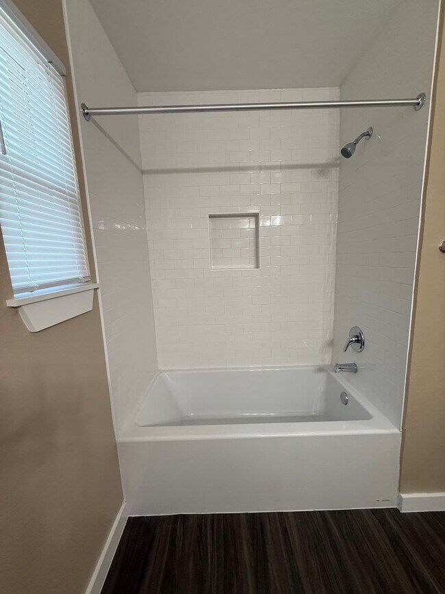 Building Photo - Newly Remodeled 2 Bedroom-1 Bath House