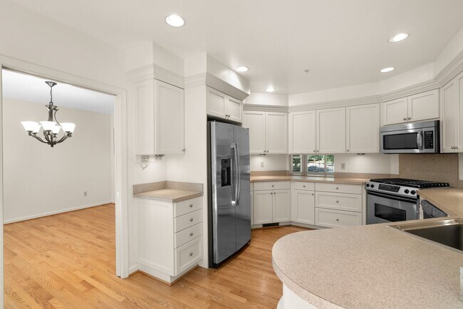 Building Photo - 3 Bed 3.5 Bath - Rockville Townhome - 2 Ca...