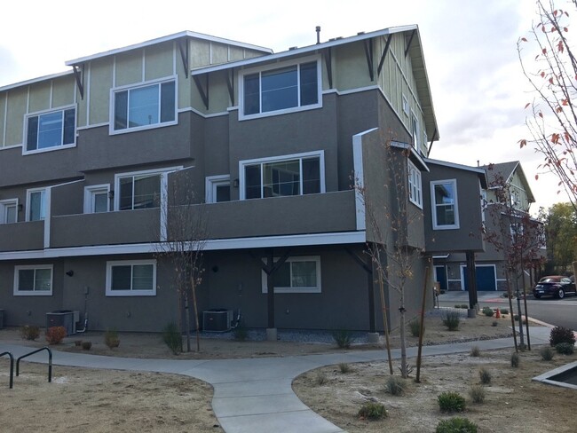 Building Photo - NW Reno Luxury End Unit Townhouse - On the...