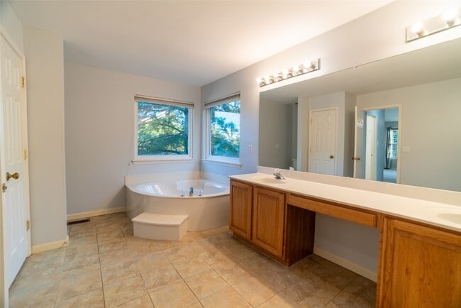Building Photo - 570 Castle Ridge Dr