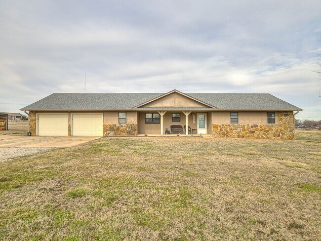 Building Photo - Beautiful 3 bedroom home in the heart of Coweta!