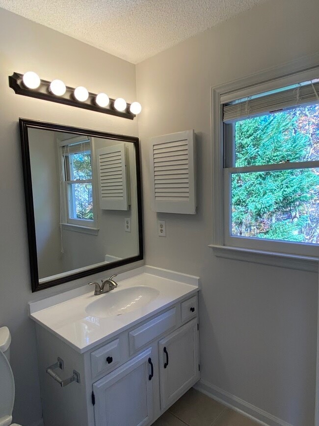 Building Photo - 118 W Skyhawk Dr