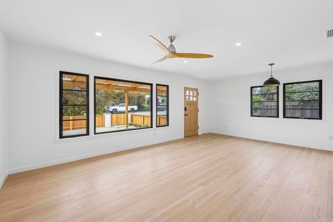 Building Photo - 1061 Buena Vista Way