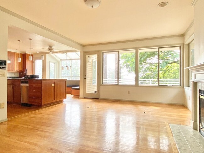Building Photo - Gorgeous Lakeview Home for rent