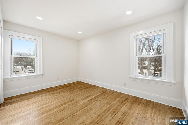 Building Photo - 136 7th Ave