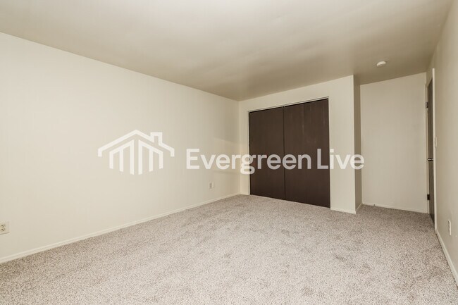 Building Photo - 8811 Foxgate Ct