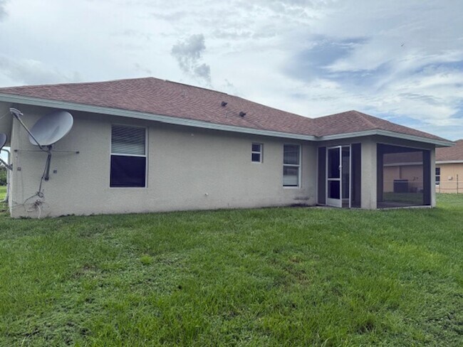Building Photo - Spacious 3 Bed / 2 Bath Home in the Heart ...