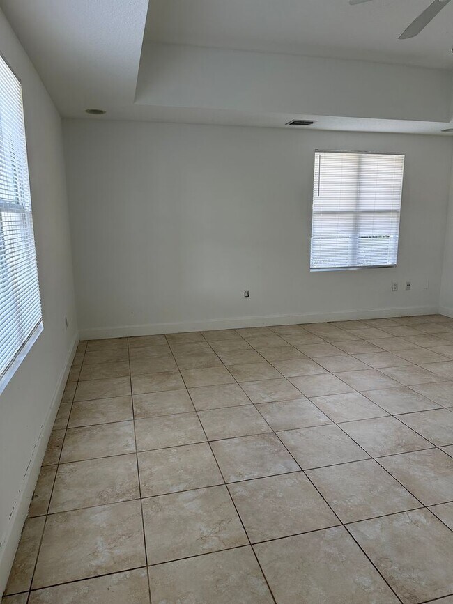 Building Photo - Large TH with 2 car garage
