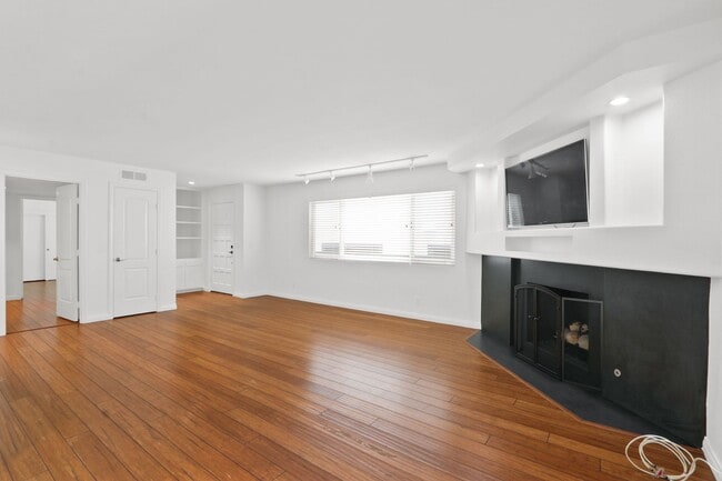 Building Photo - Coastal Living in the Heart of Corona del Mar