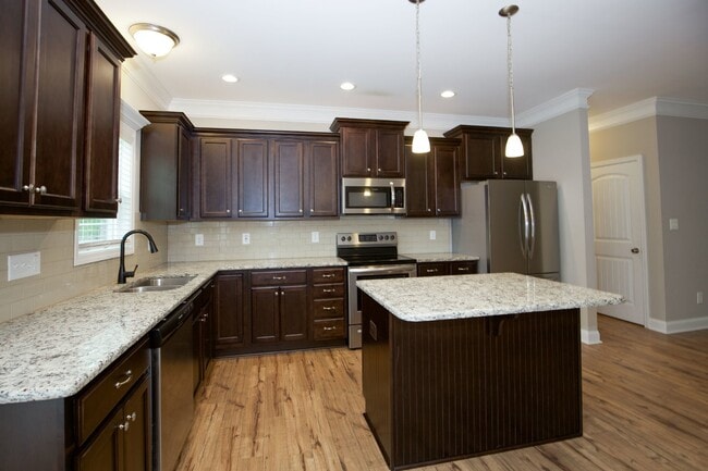 Building Photo - Beautiful home in Gated Community of Woodlake