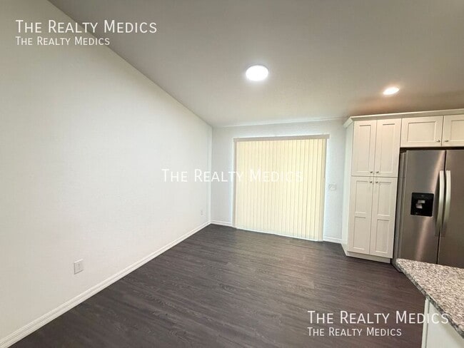Building Photo - 303 Sequoia Dr
