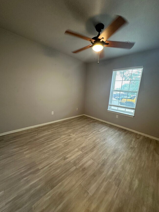 Building Photo - Amazing Ground Level 2 Bedroom!