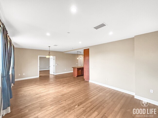 Building Photo - Stunning 2B/2BA Upgraded Condo w/ 2 Parkin...