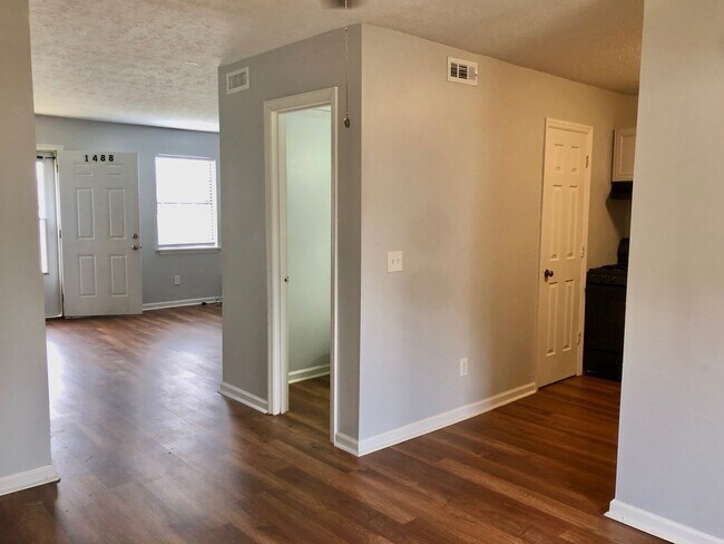 Building Photo - Close to 75 & 285....All Cobb Amenties