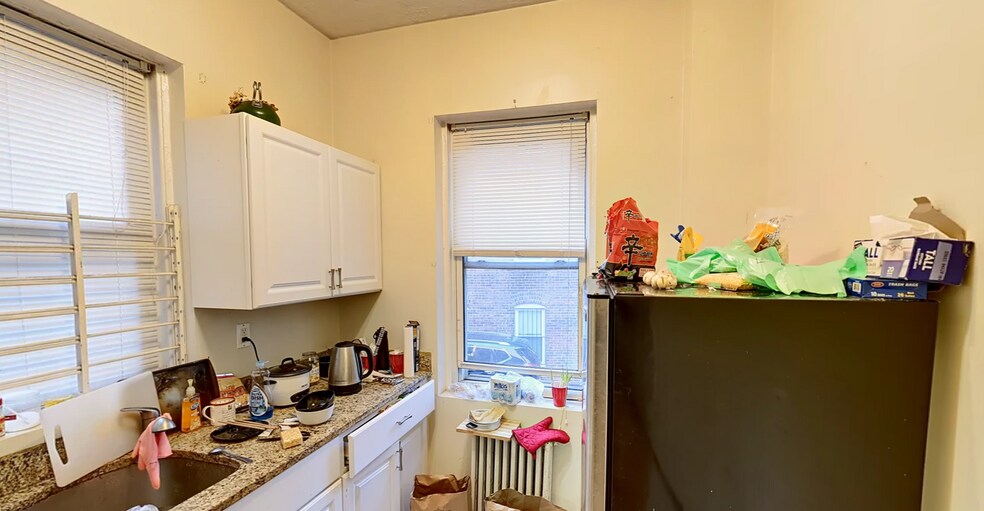 Building Photo - 126 Warren St