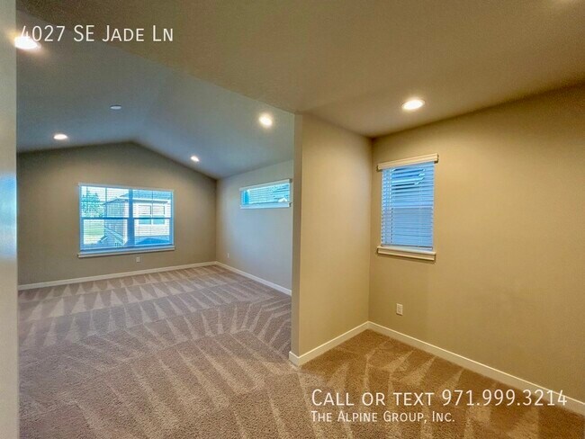 Building Photo - 4027 SE Jade Ln
