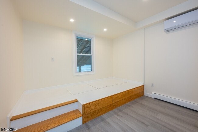 Building Photo - 58 Zeliff Ave