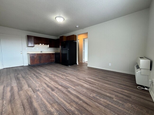 Building Photo - 1 Bedroom, 1 Bath Apartment at the Brookside Apartments!