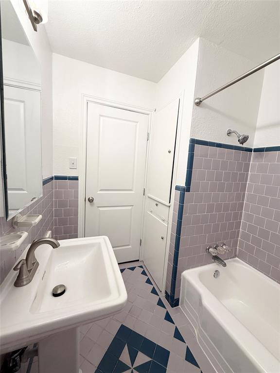 Building Photo - 1220 Chevy Chase Dr