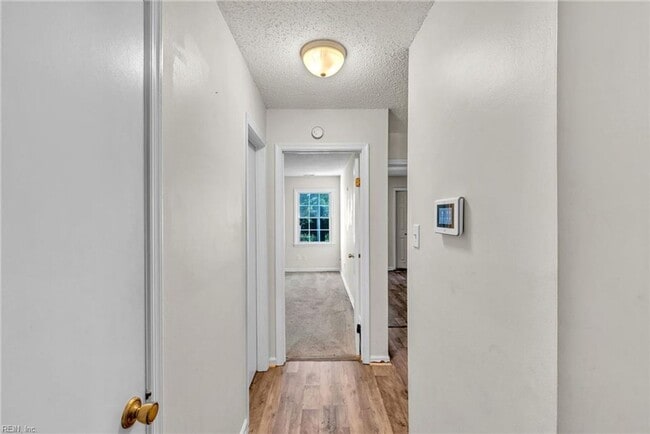 Building Photo - Beach-Close Living on a Peaceful Cul-de-Sac