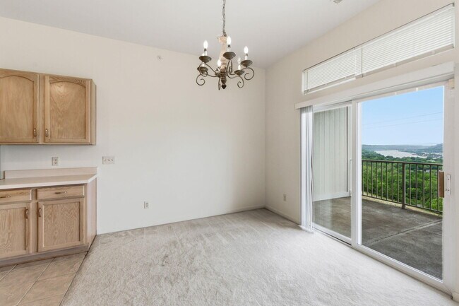 Building Photo - 323 Skyview Ct