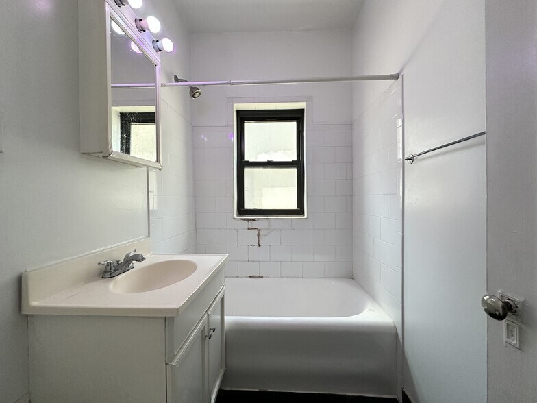 Building Photo - 562 W Arlington Pl