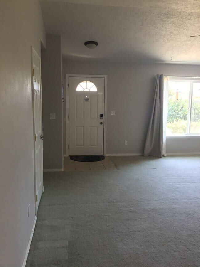 Building Photo - Spacious 3 Bedroom 2 Bath Home in Albany!