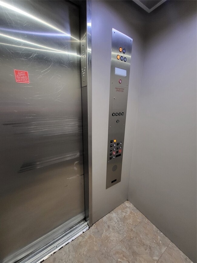 Building Photo - 2818 S Bartell Dr