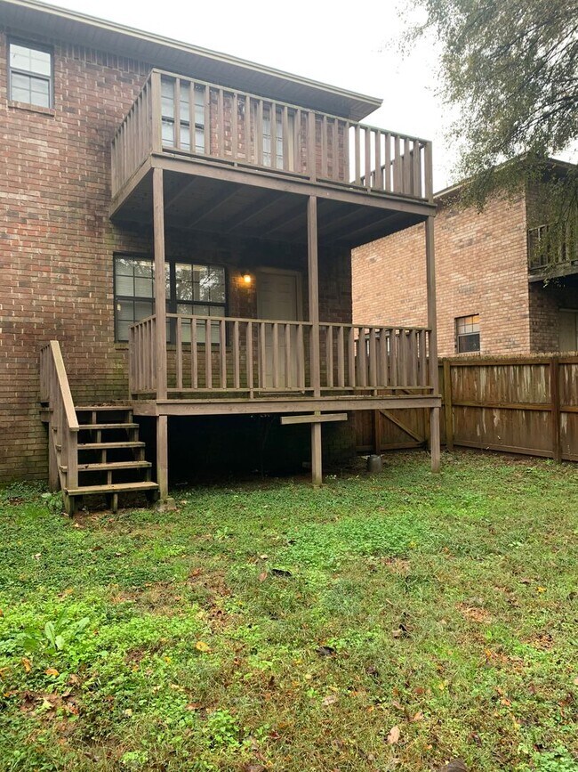 Building Photo - 507 Valley Dr