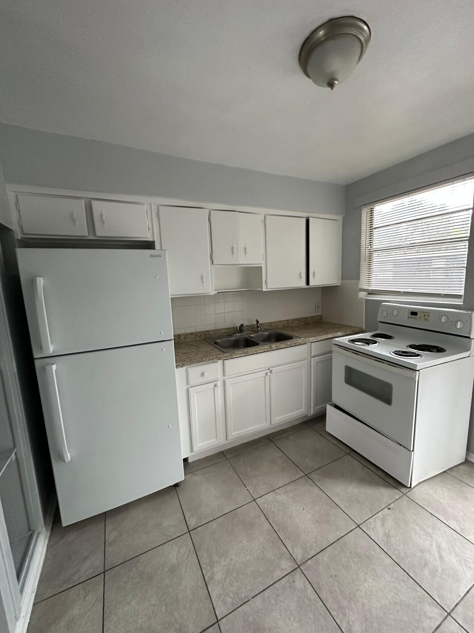 Building Photo - 2026 Palafox St