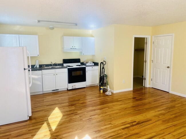 Building Photo - 1 Brad St