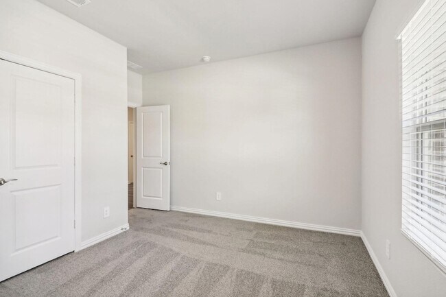 Building Photo - 701 Easthill Dr