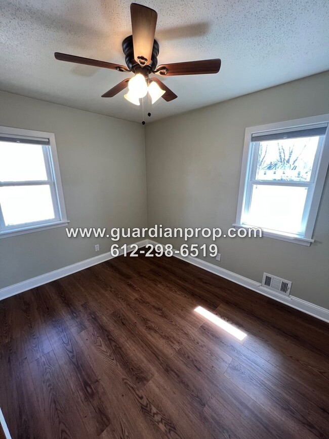 Building Photo - Shoreview House Available September 1st, U...