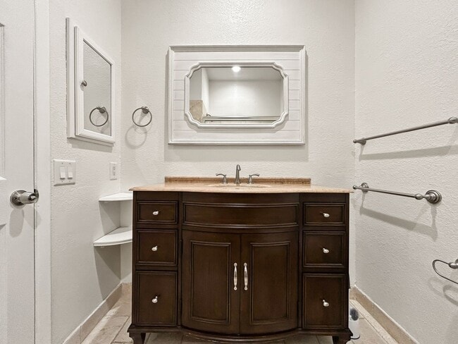 Building Photo - Updated and Move-in Ready Home in Largo! 1bed|1bath