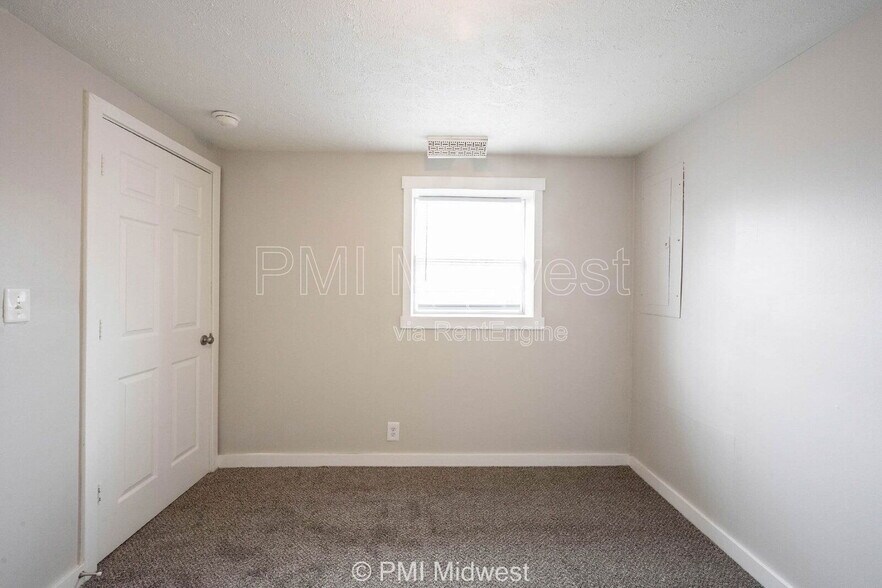 Building Photo - 3125 Clover Dr