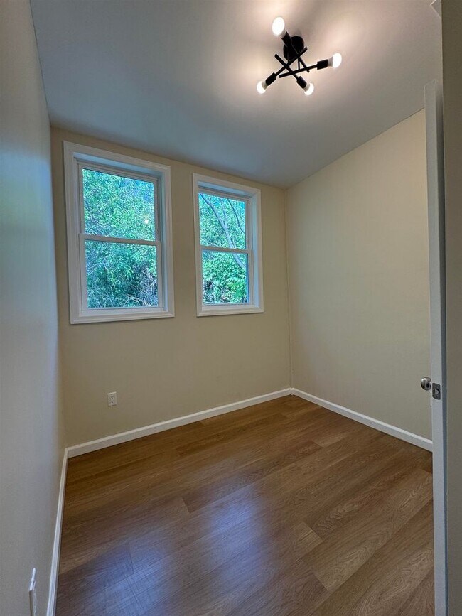 Building Photo - 628 Bramhall Ave