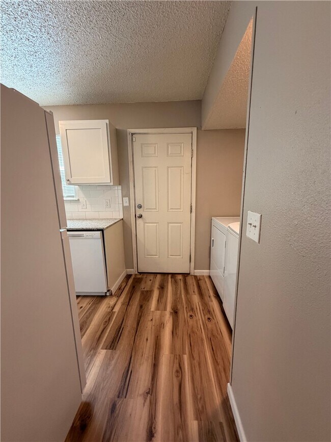 Building Photo - 506 N Betty Jo Dr