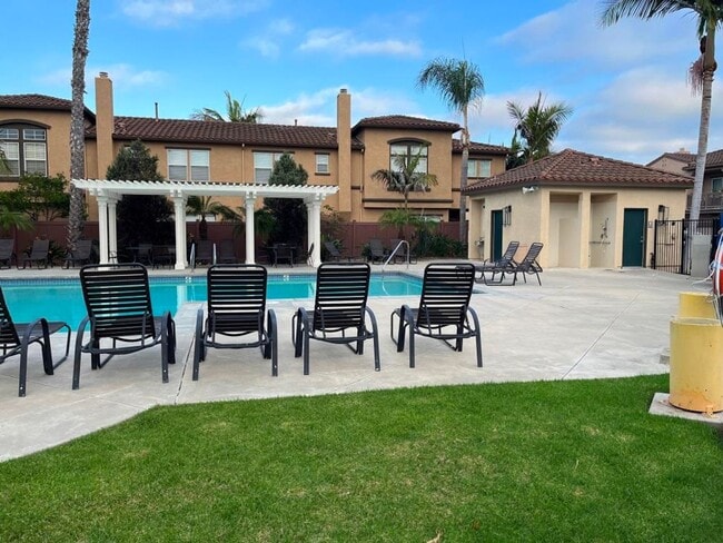 Building Photo - 4Bed/2.5Bath Home in the Brisbane complex~ Brisbane