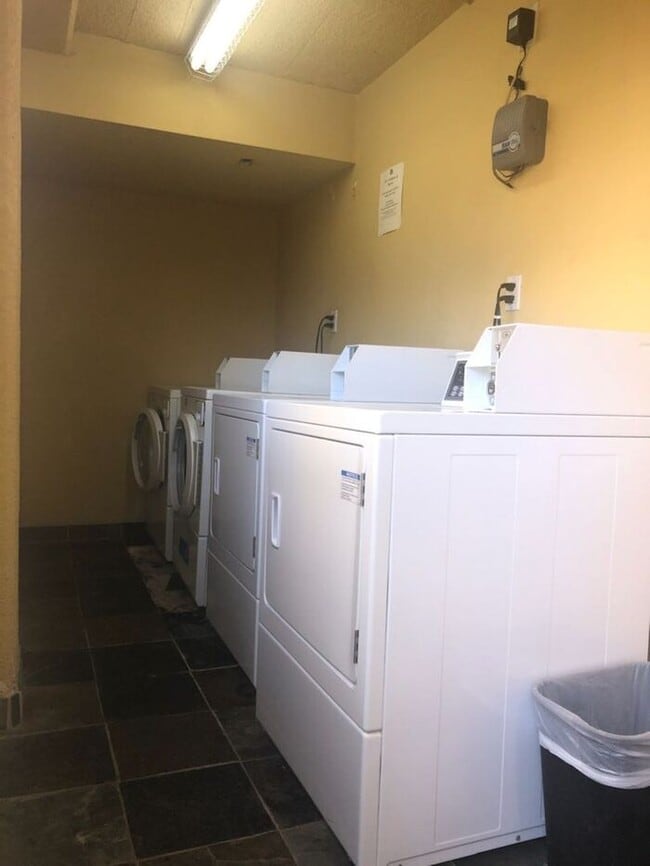 Building Photo - Beautiful 2BD/2BA Condo With Two Parking Spaces in PB