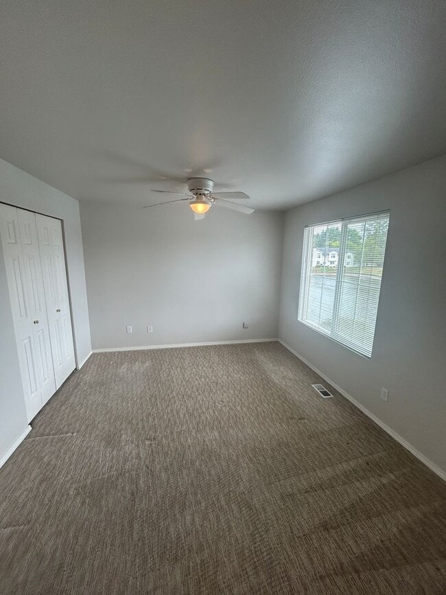 Building Photo - 3 Bed, 2.5 bath Kent house w/2-car garage ...