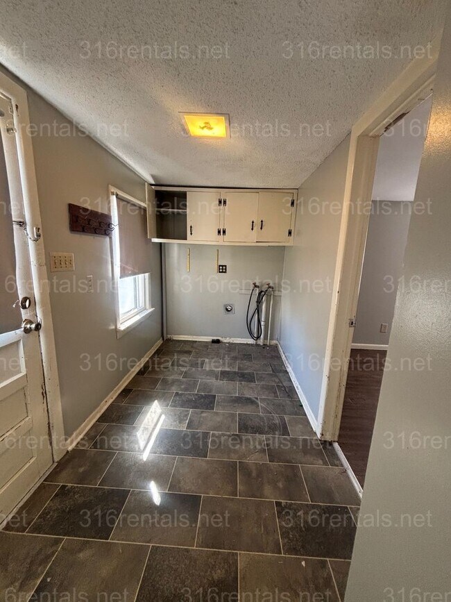 Building Photo - Three bedroom one bath freshly painted house available NOW!