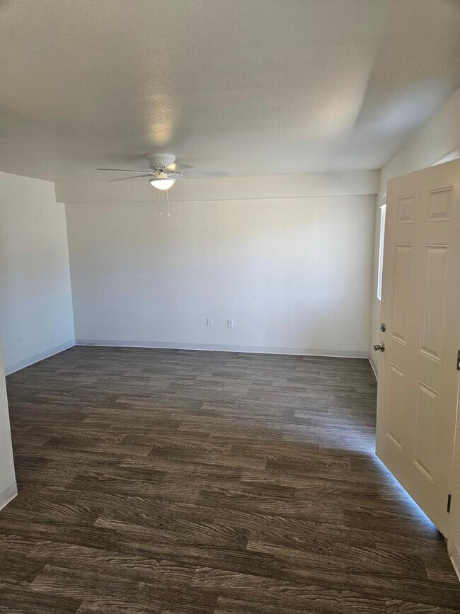 Building Photo - 1241 E Cinnabar Ave