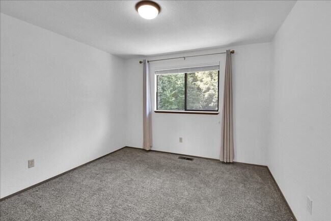 Building Photo - 5Bd/2.5Ba Everett Home