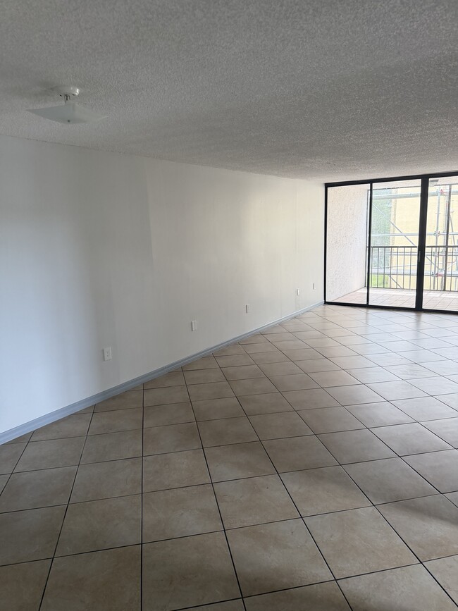 Building Photo - 2424 W Tampa Bay Blvd