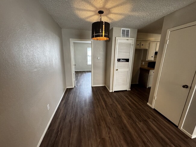 Building Photo - Beautiful One Bedroom Quadruplex on Cul-de...